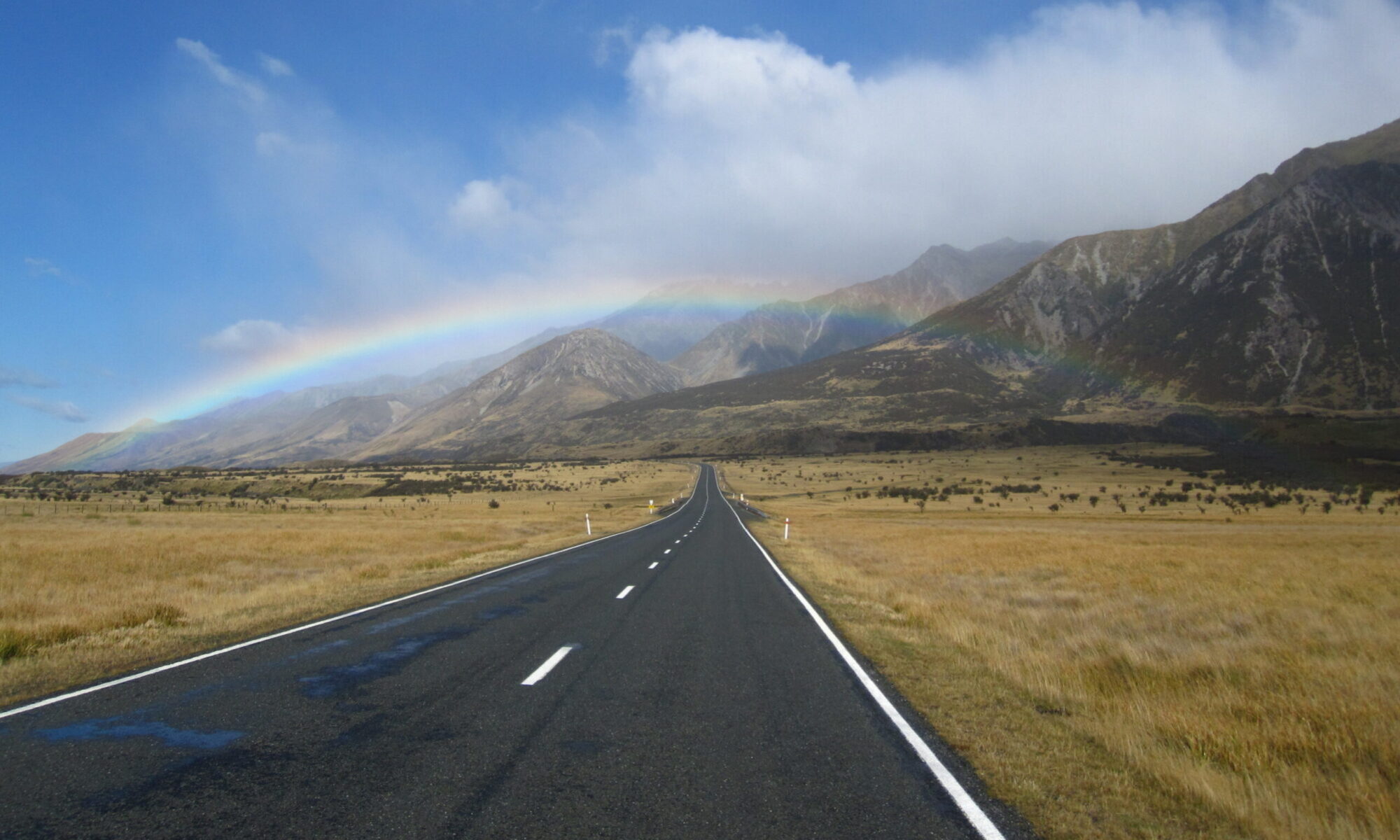 Straße in Neuseeland mit Regensbogen
